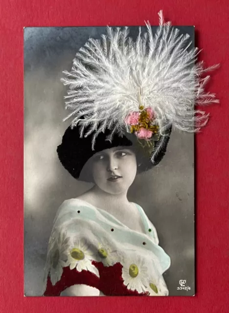 Foto AK 1911 Typen Frauen Porträt Hut mit Feder Mode    ( 135994
