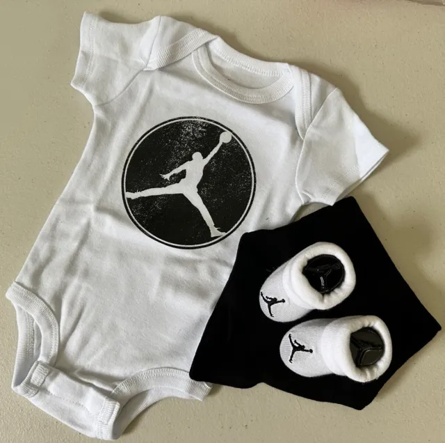 Nike Air Jordan Baby Boys 0-6 Mths White Black Bib Bodysuit Booties 3 Piece Set