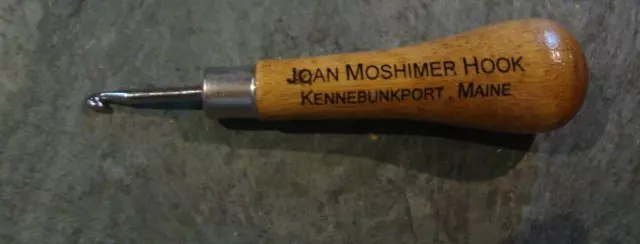 "Alfombra de gancho vintage Joan Moshimer con trapo enganchado herramienta gancho con mango de madera 4"