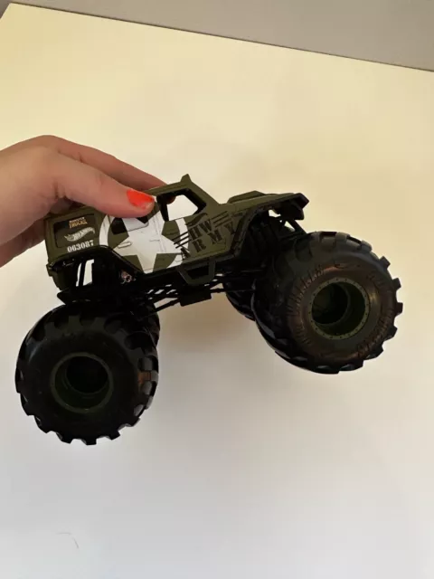 Hot Wheels Monster Truck Oversized. V8 Bomber / HW Army Jeep (1:24