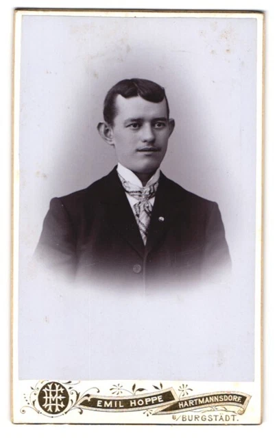 Fotografie Emil Hoppe, Hartmannsdorf, Portrait junger eleganter Herr mit absteh