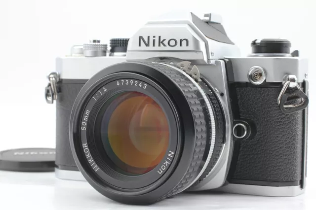 **COMO NUEVO** Cámara fotográfica plateada Nikon FM + Ai Nikkor 50 mm f/1,4 con tapa de JPN