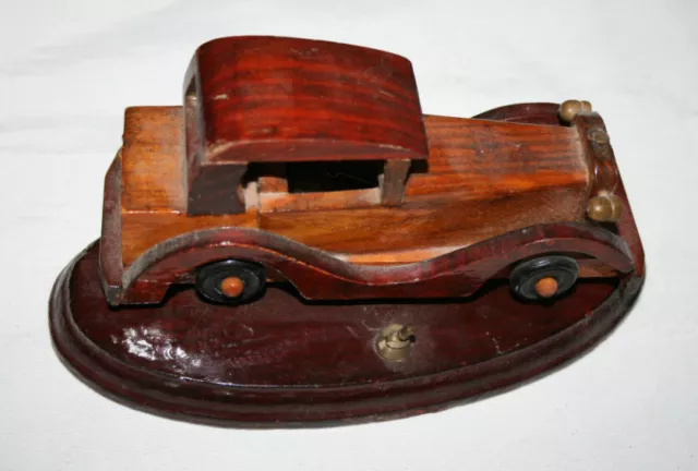 Coche Vintage De Madera En Peana Giratoria Con Pieza Para Poner Algo