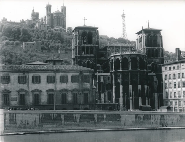 LYON c. 1960 - Bord du Rhône Cathédrale de Fourvière Rhône - Div 12379