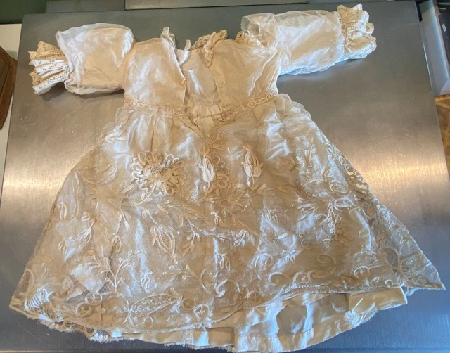Abito antico in pizzo per bambini