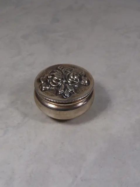 D35-84/  kleine Dose  Silber 925 Deckel mit filigran erhabenem Blumenmotiv