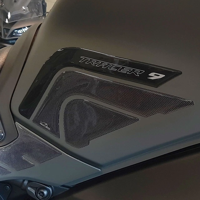 Resin Bike Adesivi 3D Resinati Per Yamaha Tracer 900 / GT 2018-2020 - Protezioni Laterali Sottosella Anti-Urto E Graffi, Blu Metallizzato, Coppia