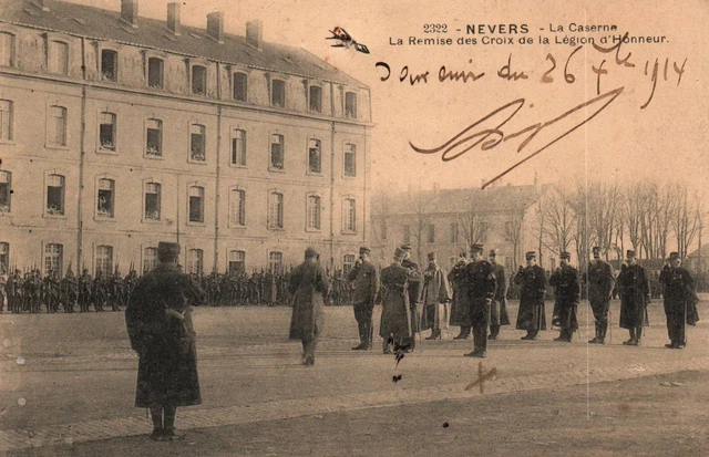 CPA 58 - NEVERS (Nièvre) - La Caserne. Remise des Croix de la Légion d'Honneur