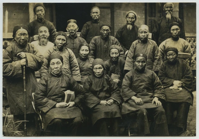 Chine, Tientsin, Païlou dans une cour de pagode, Tirage vintage, ca.1900 tira