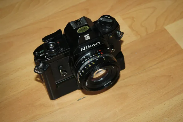 Nikon EM Kamera mit Nikon Nikkor 50 mm 1:1,8 und Motorantrieb