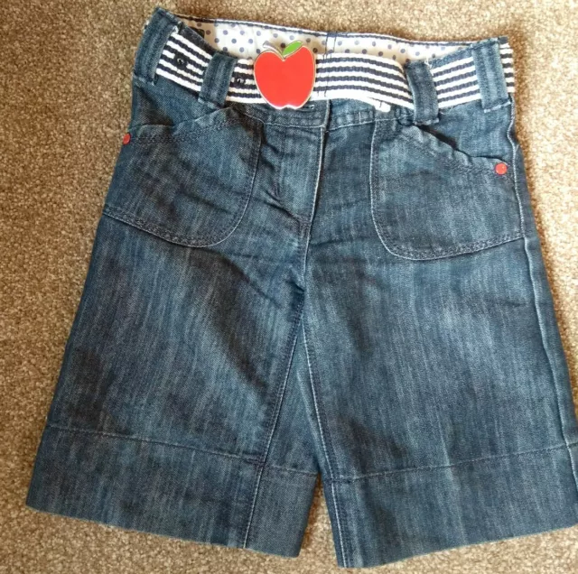 Pantaloncini e cintura lunghi in denim per bambina Next/tagliati, vita regolabile, 4 anni