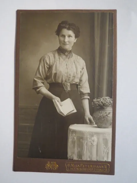 Leipzig - Kleinzschocher - stehende Frau im Kleid mit Buch in der Hand / CDV