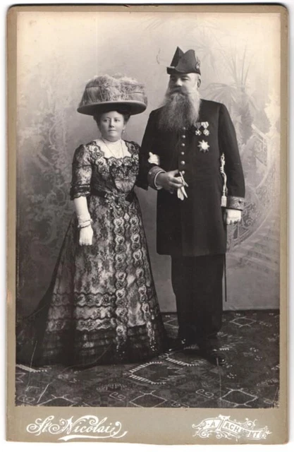 Fotografie Atelier Nicolai, Taschkent, Portrait älterer Offizier in Uniform mit