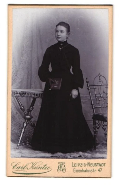 Fotografie Carl Kuntze, Leipzig, Eisenbahnstr. 47, Portrait Mädchen im schwarze