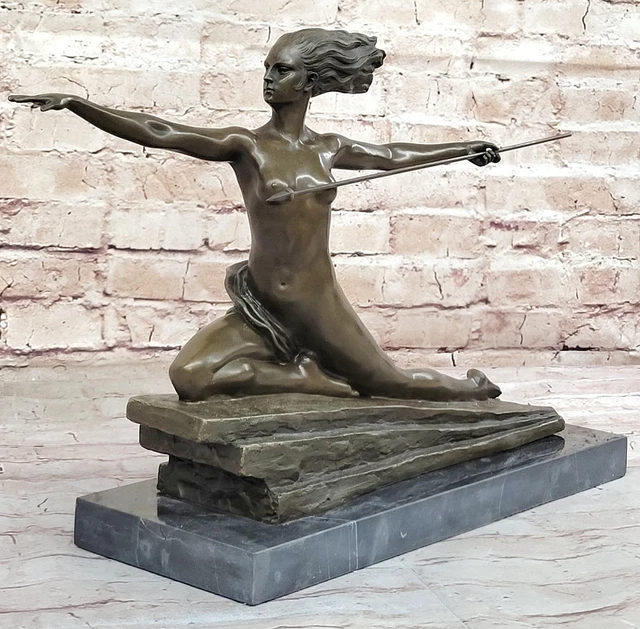 Statue de la Justice déesse grecque Thémis grande