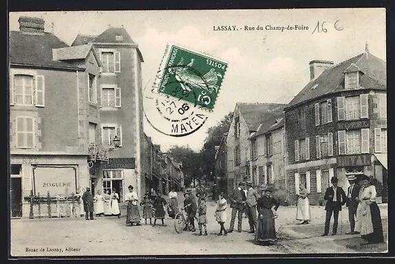 CPA Lassay, Rue du Champ-de-Foire, vue de la rue 1908