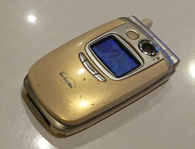 NTT DoCoMo SH251iS ブルーグレー ケータイ ガラケー Mobile：3D液晶搭載のiショット端末「SH251iS」登場