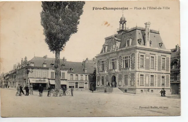 FERE CHAMPENOISE - Marne - CPA 51 - l' Hotel de ville - place arbre commerces
