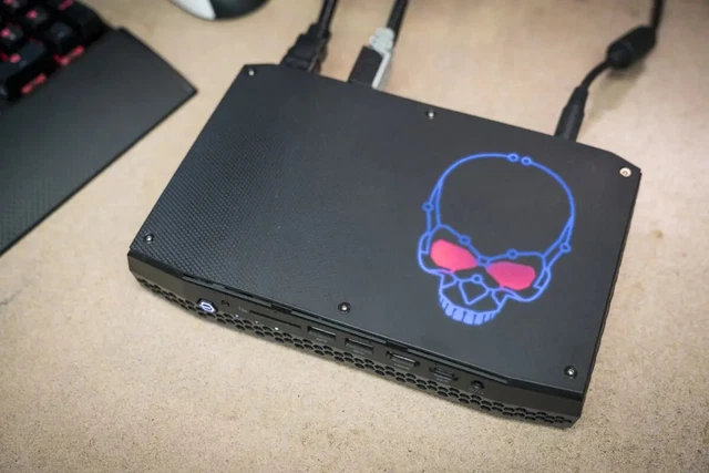 NUC8i7HVK i7-8809G Radeon RX Vega M GH MiniPC 16GB 240GB SSD Win11 Hades Canyon