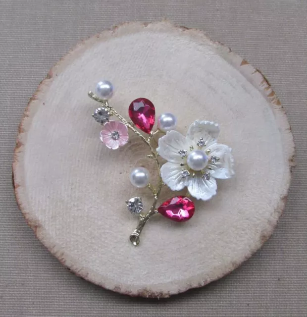 Broche joya flor rosa, cristal rosa y perlas nacaradas.