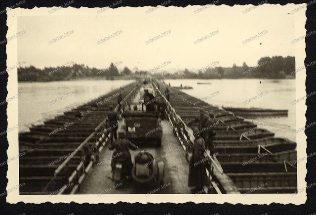 FOTO7. PANZERDIVISIONFRANKREICHPANZERREGIMENT 25PONTONBRÜCKE2