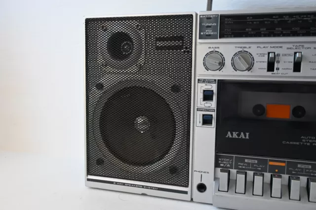 Vintage AKAI  AJ-R8 1980's Stereo Boombox GhettoBlaster - Cassette Radio Player 2