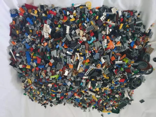 Massive lot of Mixed Lego Bricks and Parts weighing over 8KG