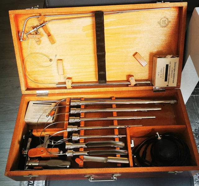 Altes medizinische Instrument starres Bronchoskop Im Holzkoffer, Russisch
