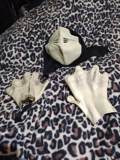 Alien/Momo Mask And Gloves