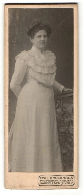 Fotografie Emil Brockhaus, Gardelegen, Portrait junge Dame in weissem Kleid
