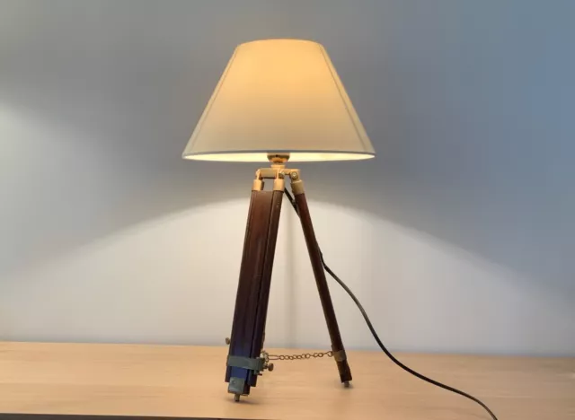 BELLE LAMPE  A TREPIED EN LAITON ET BOIS - EXTENSIBLE 53-75 cm