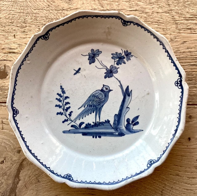 ASSIETTE A BORD CONTOURNE FAIENCE DE MOUSTIERS OU ROUEN ÉPOQUE XVIIIe SIECLE