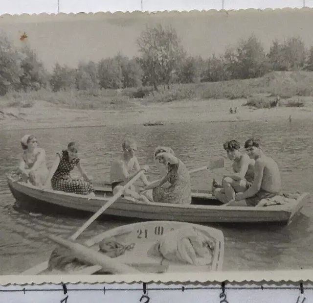 Beautiful Girls and Shirtless Guys Ride a Boat Vintage Photo #F01