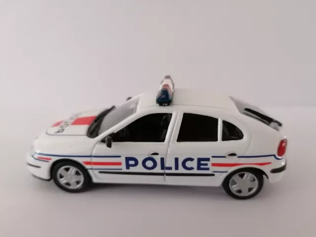 Renault Megane police - au 1:43 eme norev en capsule d'origine (  neuf  )