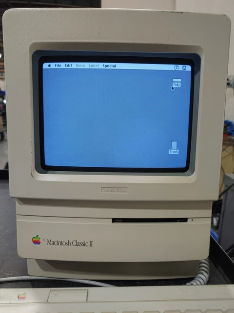 VINTAGE APPLE MACINTOSH Classic II M4150 1992 W/ Keyboard