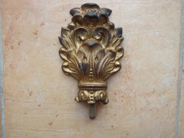 Haut de Fronton de Miroir Ancien en Laiton Embouti sur Cheville en Bois