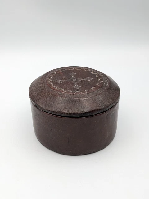 Boite en métal ronde gainée de cuir marron. Création Reguam Art