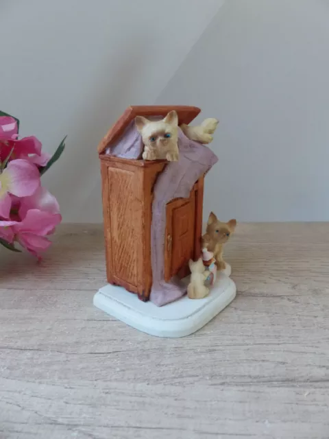 Figurine chats joueurs espiègles dans armoire de chambre