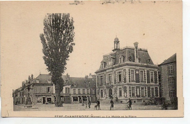 FERE CHAMPENOISE - Marne - CPA 51 - l' Hotel de ville - place arbre