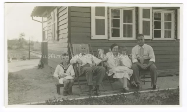 Familie vor Ferienhäuschen - gestempelt Berlin-Wilmersdorf - Altes Foto 1930er