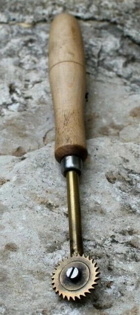 OUTIL ANCIEN CORDONNIER, Bourrelier, Fer à déformer et lisser, N° 12