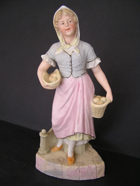 Très Jolie Statuette en Biscuit Polychrome: La Vendeuse de Pommes...