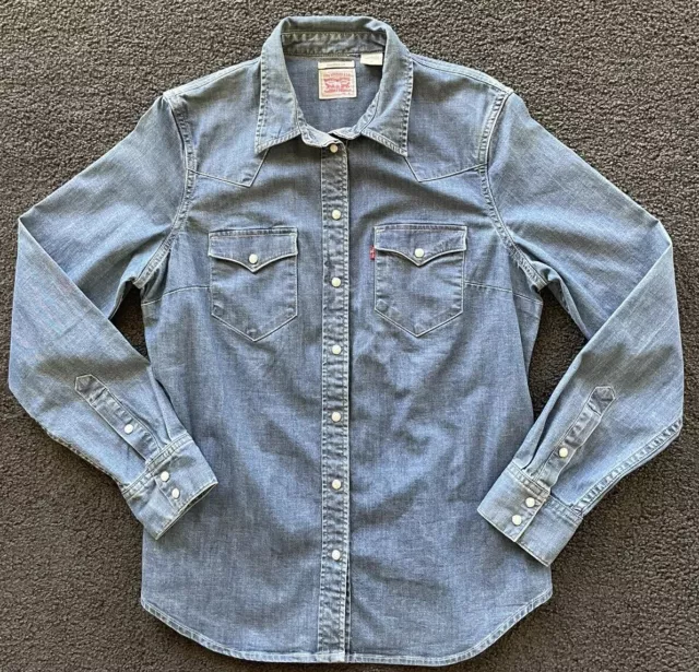 Levi’s Women Classic Fit Denim Shirt Size Medium