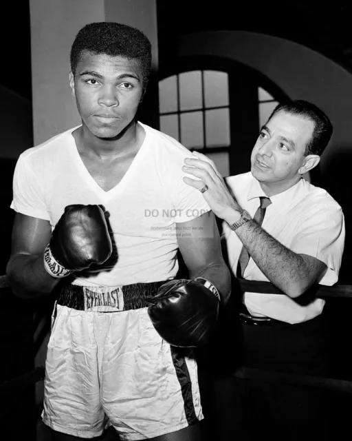 CASSIUS CLAY w/ TRAINER ANGELO DUNDEE IN 1962 ALI  8X10 PUBLICITY PHOTO (ZY-151)