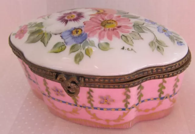 Belle boite à bijoux en porcelaine Limoges peint main année 92 décor floral