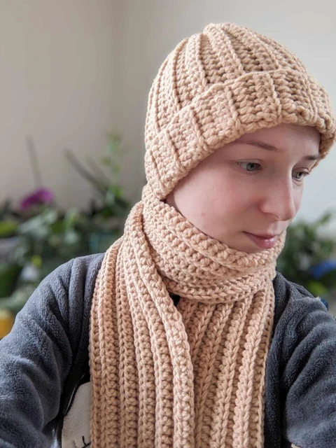 Coffret bonnet et écharpe gris unis à revers et avec une coupe longue