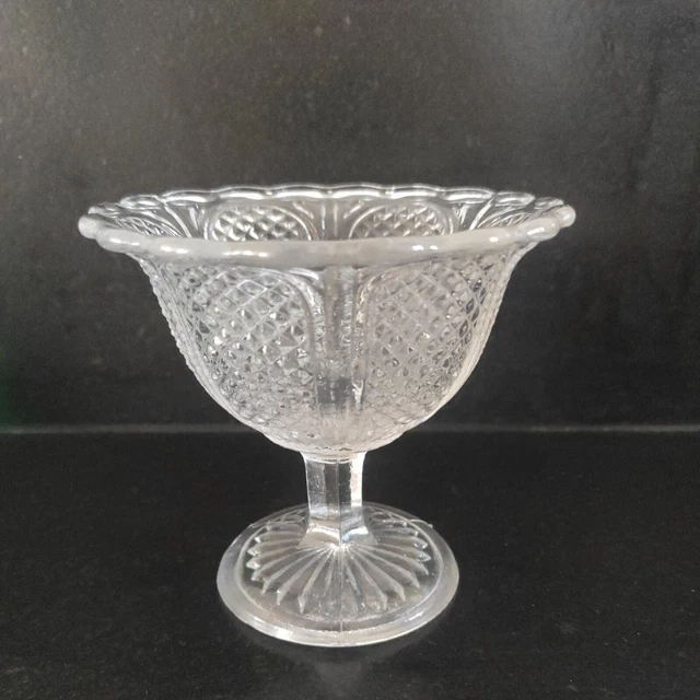 Ancienne Petite Coupe Art Déco En Verre Moulé Ou Pressé coupe À Glace