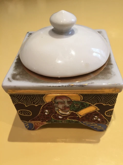 Ancien petit pot couvert en porcelaine du japon signé