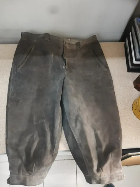 Vecchi pantaloni tradizionali in pelle, lavorazione di alta qualità, taglia 25