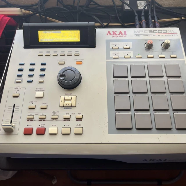 Akai Mpc 2000XL Midi Production Centre Échantillon Sequenceur Tambour Machine